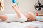 Baby spielt