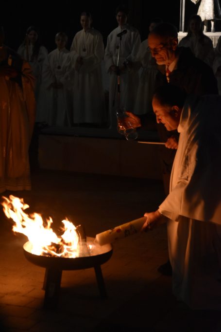 Osterfeuer und Kerze