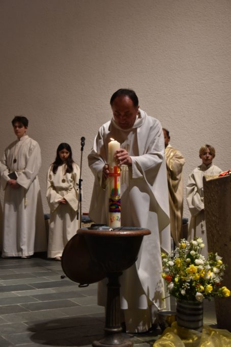 Osterkerze in der Kirche